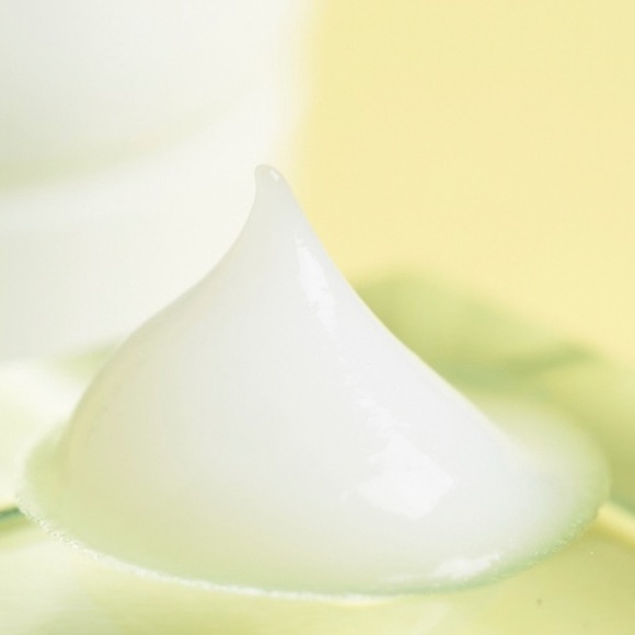 FIRST AID BEAUTY Ultra Repair Face Moisturizer - Picture 2 of 6